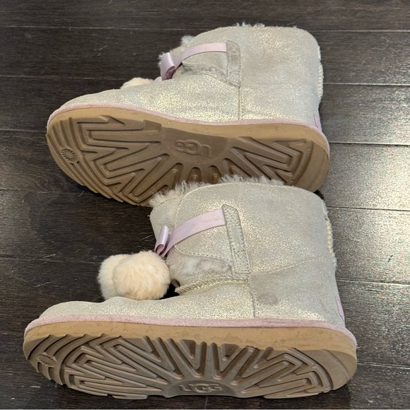 Girls Uggs Gita Silver Metallic boots - Picture 11 of 11